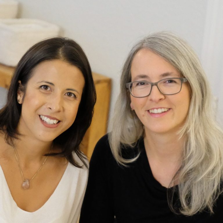 OrdnungsFlow Coachs Sarah Wallner & Anke Hädrich lächeln in die Kamera während eines Meetings. Wir sind ein eingespieltes Team, das sich perfekt insbesondere als Ordnungscoachs ergänzt.